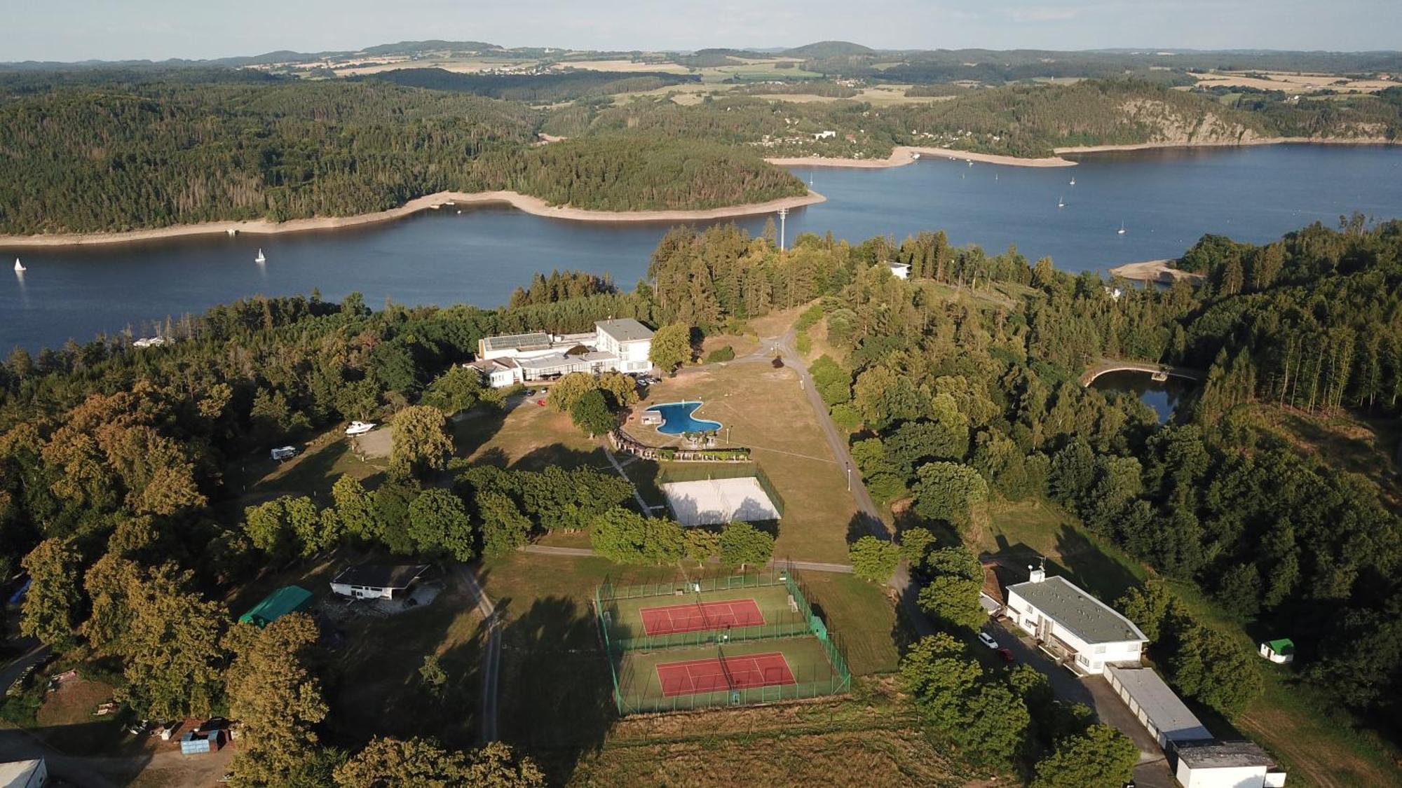 Kozarovice Wellness Hotel Orlik מראה חיצוני תמונה